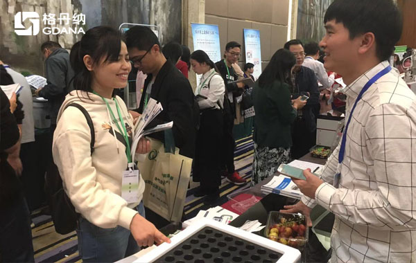 格丹納工程師現(xiàn)場與用戶、專業(yè)人士進行交流