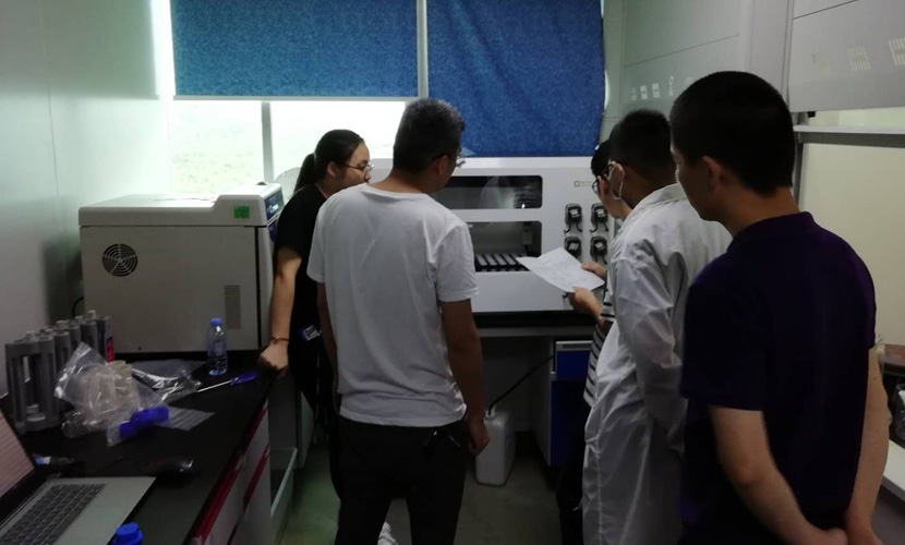 工程師現(xiàn)場耐心的進(jìn)行培訓(xùn)與解答實(shí)驗(yàn)人員的實(shí)驗(yàn)問題